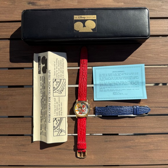 Disney Credit Card Mickey Minnie Goofy‎ Holiday Watch Red Leather Band Gold Tone